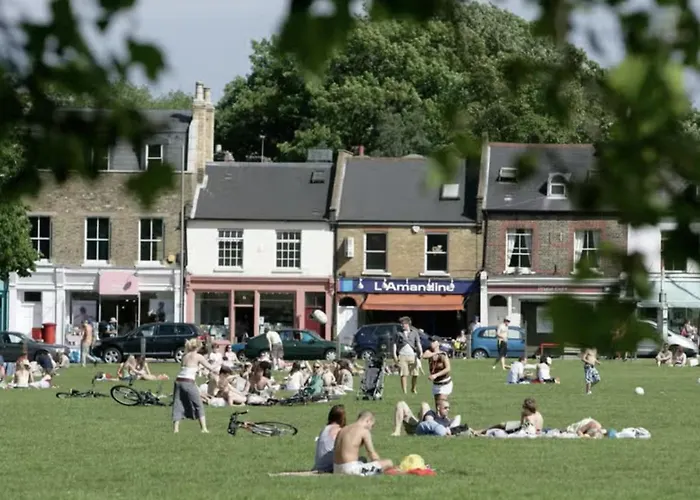 Lovely Place, Perfect For Family And Business Travellers Ideally Located Between The Commons