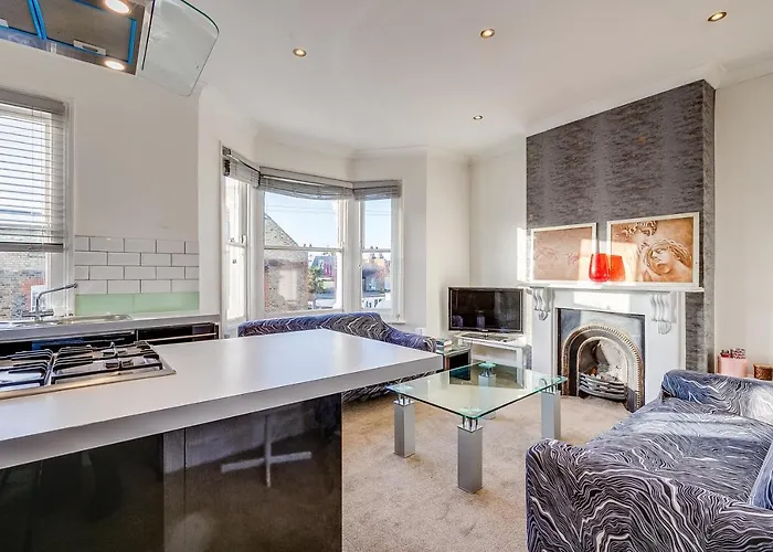 Lovely Place, Perfect For Family And Business Travellers Ideally Located Between The Commons