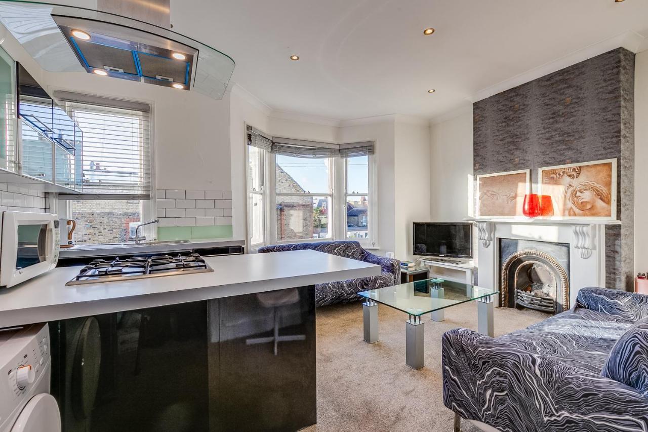 Lovely Place, Perfect For Family And Business Travellers Ideally Located Between The Commons Londra